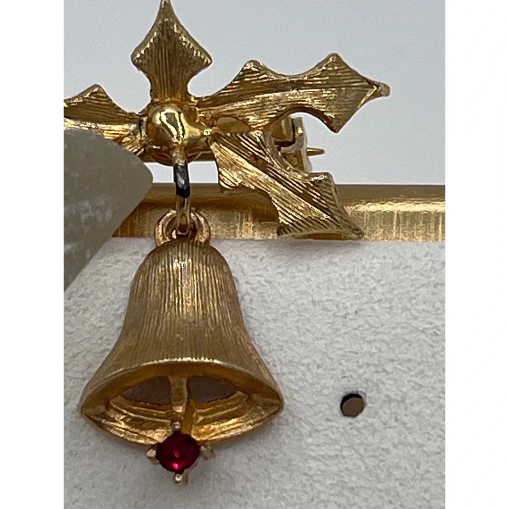 Vintage Christmas Holly Bell‎ Brooch Pin Red Rhinestone Holiday Jewelry - Picture 4 of 6